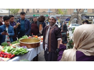 Sokakta Çiğ Köfte Şöleni