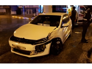 İki Otomobil Çarpıştı: 5 Yaralı