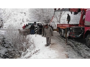 Karlı Yolda Faciadan Dönüldü: 3 Yaralı