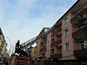 Çatılardaki Buz Sarkıtları Temizleniyor