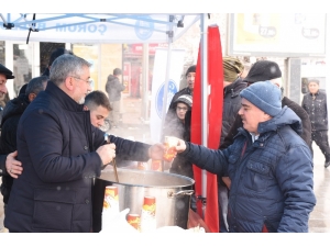 Çorum Belediyesi’nden Sıcak Çorba İkramı