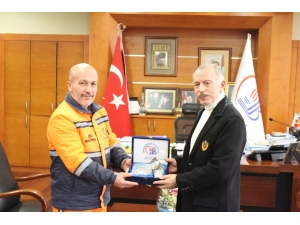 Temizlik İşçisi İle Sokak Köpeği Arasındaki Sevgi Bağı Duygulandırdı