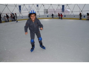 Yarı Yılın Yorgunluğunu Buz Pateniyle Attılar