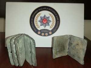 İbranice Yazılmış 2 Adet İncil Ele Geçirildi