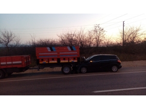 Otomobil Traktör Römorkuna Çarptı: 2 Yaralı