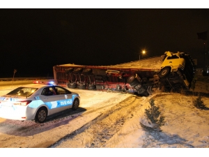 Karaman-konya Yolu Devrilen Tır Nedeniyle Ulaşıma Kapandı