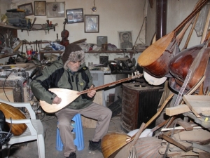 Yarım Asırdır Hem Yapıyor Hem Satıyor Hem Çalıyor