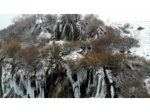 Buz Tutan Şelale Kartpostallık Görüntü Oluşturdu