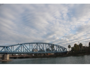 İntihar Etmek İstedi, Üşüyünce Köprüde Yürüyüş Yaptı