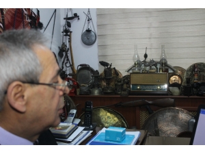 Yıllardır Topladığı Tarihi Objelerle Makam Odasını Müzeye Dönüştürdü