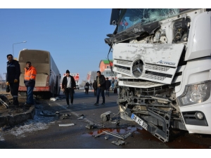 Tanker İle Yolcu Otobüsü Çarpıştı, Şans Eseri Yaralanan Olmadı