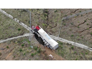 Kuzey Marmara Otoyolunda Bariyerleri Aşarak Şarampole Uçan Tır Havadan Görüntülendi