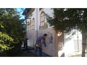 Pursaklar Belediyesi Duvar Yazılarını Temizliyor