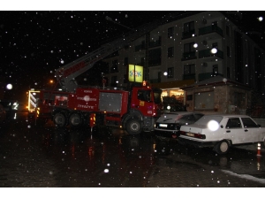 Konya’da 4 Katlı Bir Binanın Çatısında Yangın