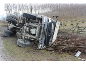 Kum Yüklü Kamyon Yan Yattı: 1 Yaralı