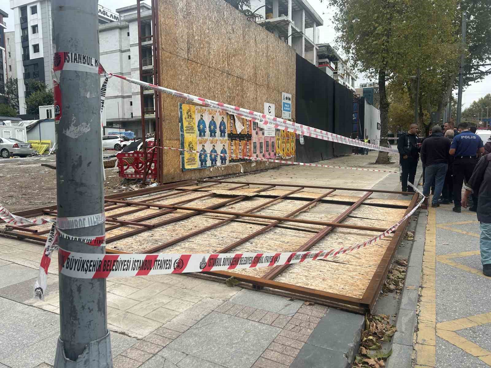 kadikoy-de-insaatin-dis-koruma-kaplamasi-vatandaslarin-uzerine-dustu-2-yarali