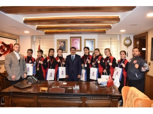 Başkan Çelik Şampiyon Sporcuları Ağırladı