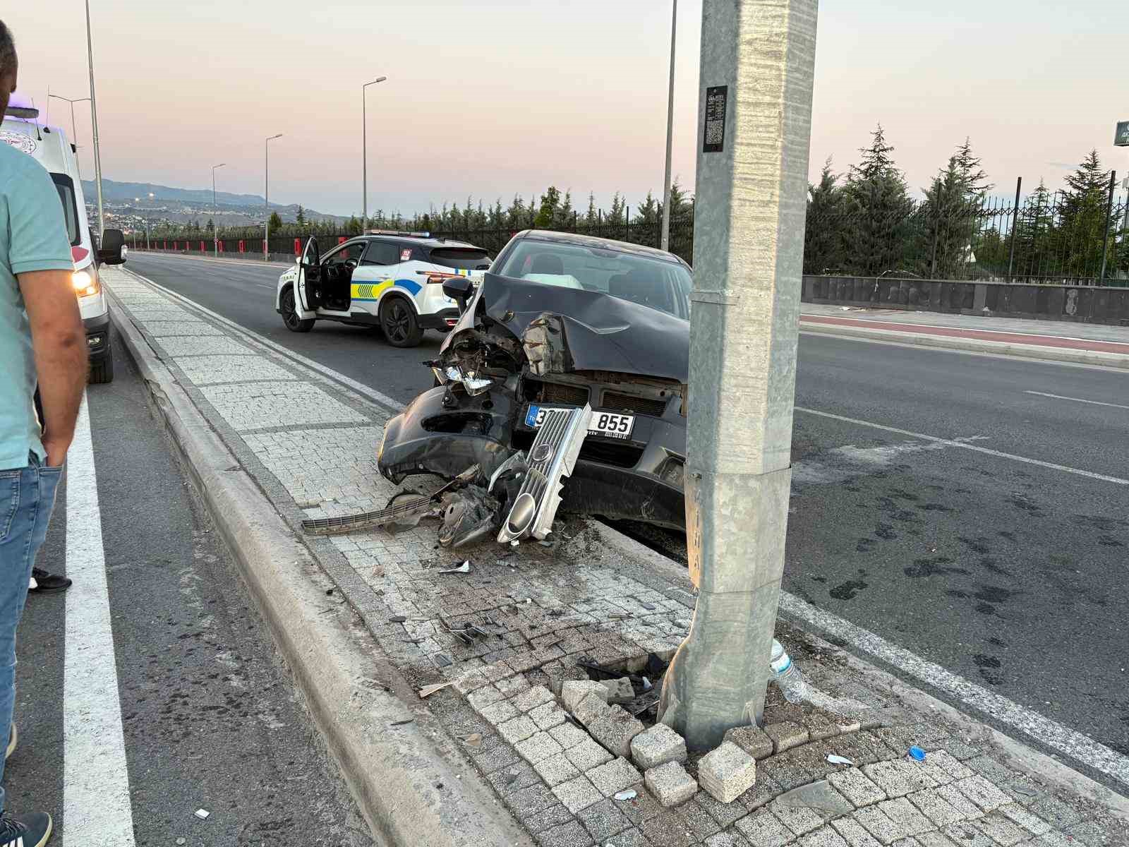 kayseri-de-otomobil-aydinlatma-diregine-carpti-1-yarali