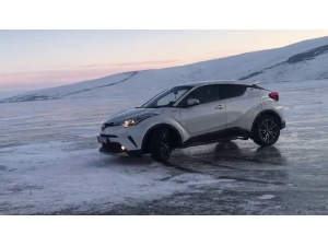 Donan Göl Üzerinde Aracıyla Drift Yaptı