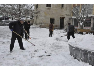 Gürün İlçesinde Karla Mücadele Çalışmaları Sürüyor