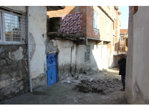 Duvar Çöktü Anne Ve Kızı Altında Kalarak Ağır Yaralandı