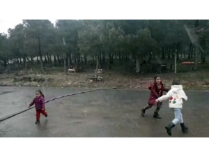 Çocukların Kar Sevinci