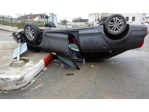 Kontrolden Çıkan Araç Takla Atıp Ters Döndü: 1 Yaralı