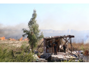 Deposu Ve Ahırı Yanan Kadın, İtfaiye Eri Gibi Çalıştı