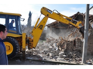 Karacabey’de Metruk Binalar Yıkılıyor