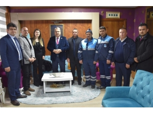 Temizlik İşçileri, Çöpte Bulduğu 90 Bin Liralık Çeki Sahibine Ulaştırdı