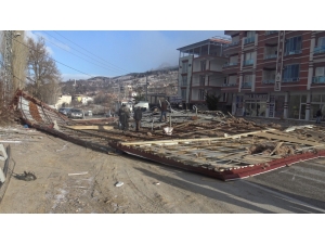 Şiddetli Rüzgar 4 Katlı Binanın Çatısını Uçurdu