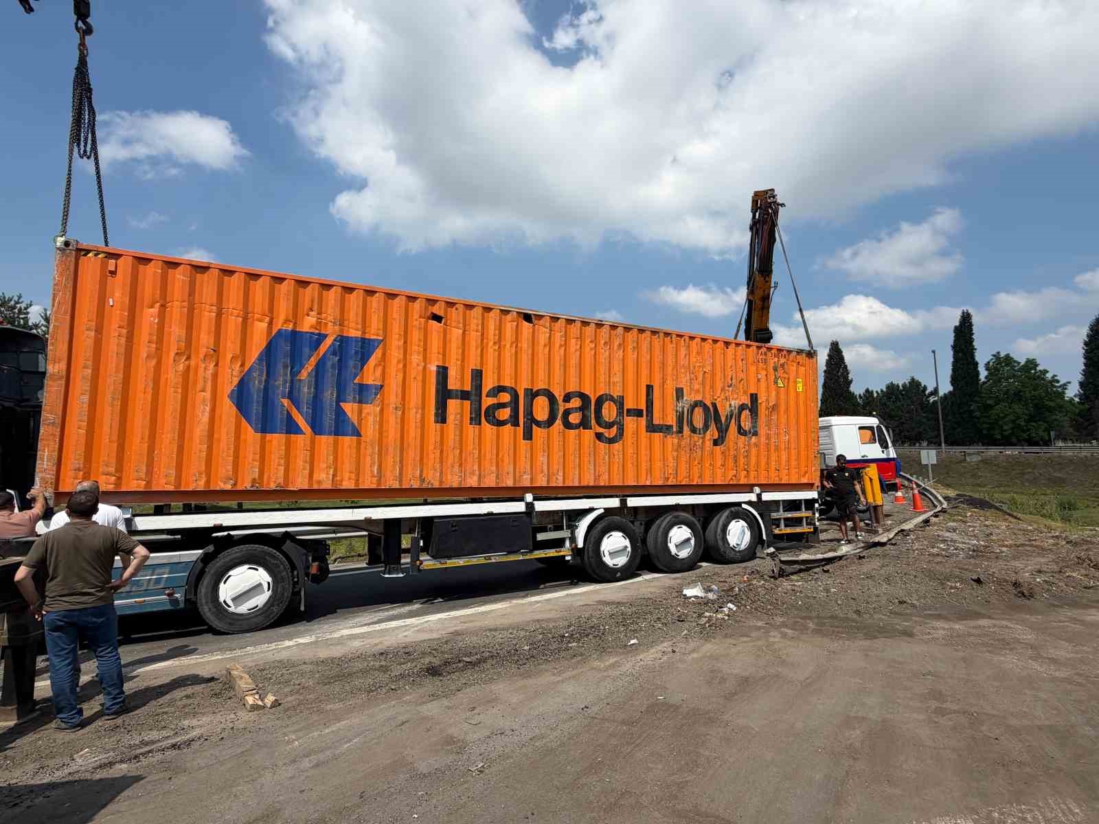 kontrolden-cikarak-devrilen-tir-ulasimin-aksamasina-sebep-oldu