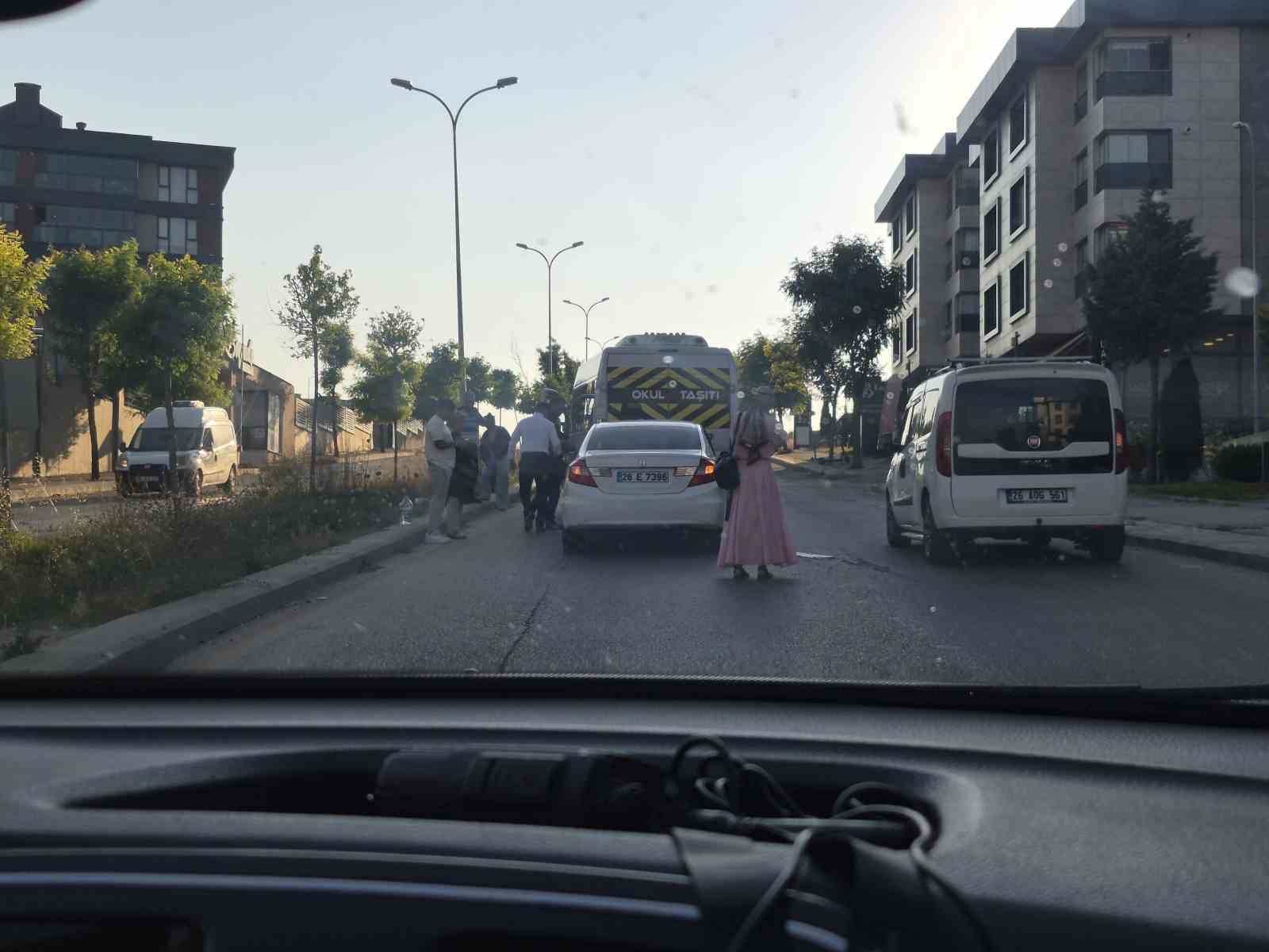 eskisehir-de-otomobilin-servise-carptigi-kazada-maddi-hasar-olustu