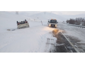 Kaygan Yolda Devrilen Kamyonet Ters Döndü: 1 Yaralı