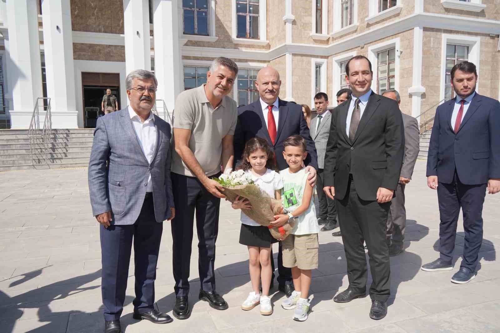 vali-ve-milletvekili-cocuklarla-o-piti-piti-oynadi
