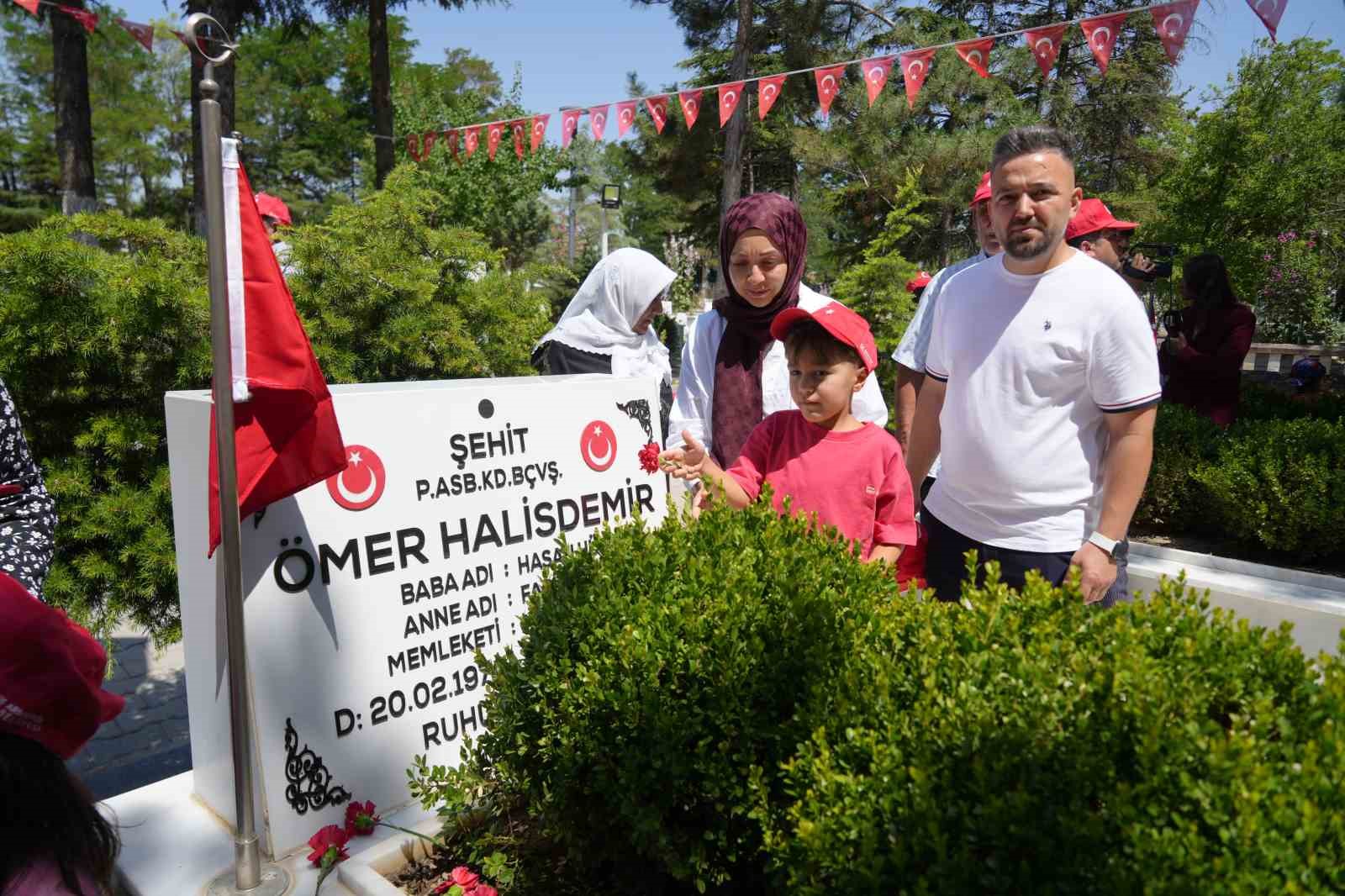 7-yasindaki-omer-halis-demir-ismini-tasidigi-sehidi-ilk-kez-ziyaret-etti