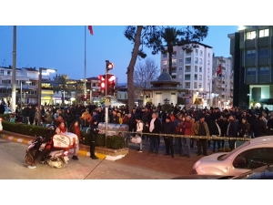 Genç Kız Çatıya Çıktı, Çevrede Toplananlar Adeta Film Gibi İzledi