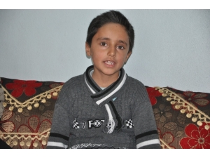 Bu Çocuk Her Şeyi Tersten Okuyor