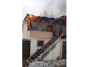 Evde Çıkan Yangın Köyde Korkuya Neden Oldu