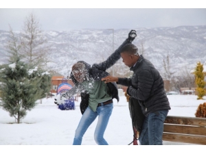 Afrikalı Öğrencilerin Kar Sevinci