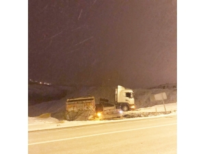 Sorgun’da Karla Kaplı Yolda Savrulan Tır Kameralara Yansıdı