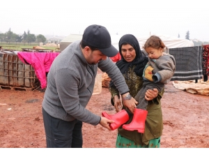 Suriyeli Çocuklara Çizme Yardımı