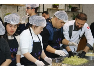 Down Sendromlu +1 Kafe Çalışanları Kadayıf Ve Künefe Yapmayı Öğrendi