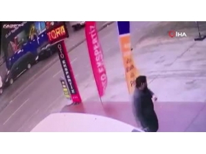 Ümraniye’de Otomobil Sürücüsü 3 Araca Çarpıp Böyle Kaçtı