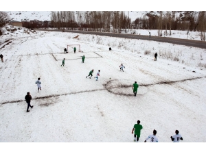 Şehidin Anısına Kar Üzerinde Futbol Turnuvası
