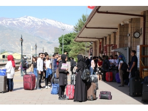 Seyahate Çıkanlar En Çok Arkadaş, Akraba Evinde Kaldı