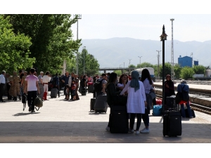 Yurt İçinde İkamet Eden 24 Milyon 264 Bin Kişi Seyahate Çıktı