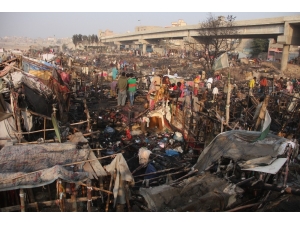 Pakistan’da 400 Gecekondu Yandı