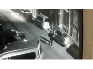 Demir Misketle Aracın Camını Kırıp Çantayı Çaldılar