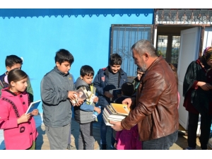 Maaşını Hayır İşlerinde Harcıyor